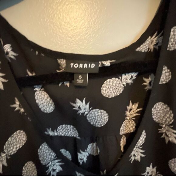Torrid Pineapple Short top blouse women’s size 5 5X 28 black white tulip sleeve - Picture 6 of 8